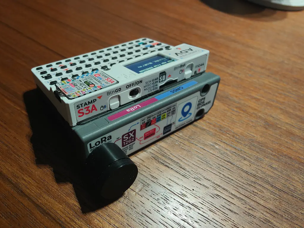 ADV 实机：本体与 LoRa CAP 侧视图