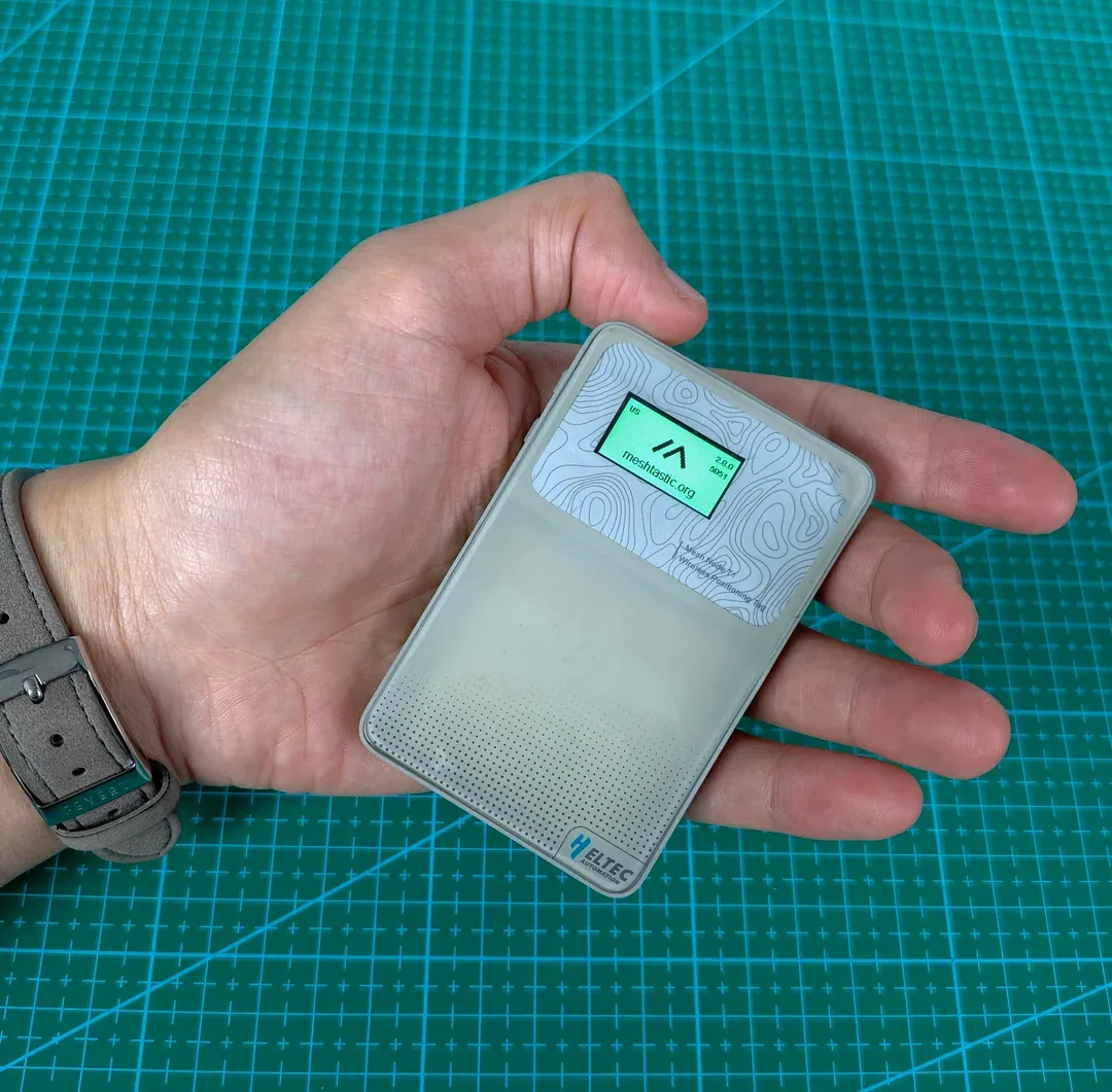 Heltec Mesh Node T1 手持实拍，能很直观看到它的卡片尺寸