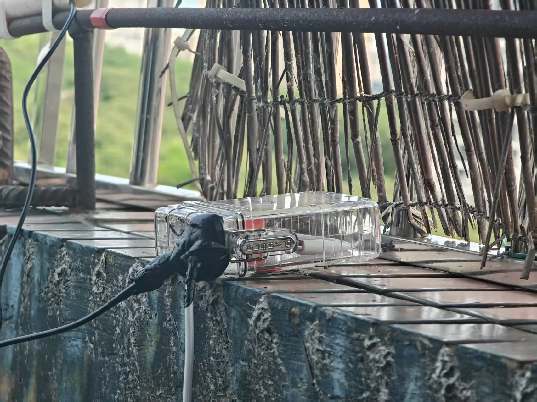 阳台节点：透明防水盒 + USB 供电，接口丁基胶与电工胶布密封