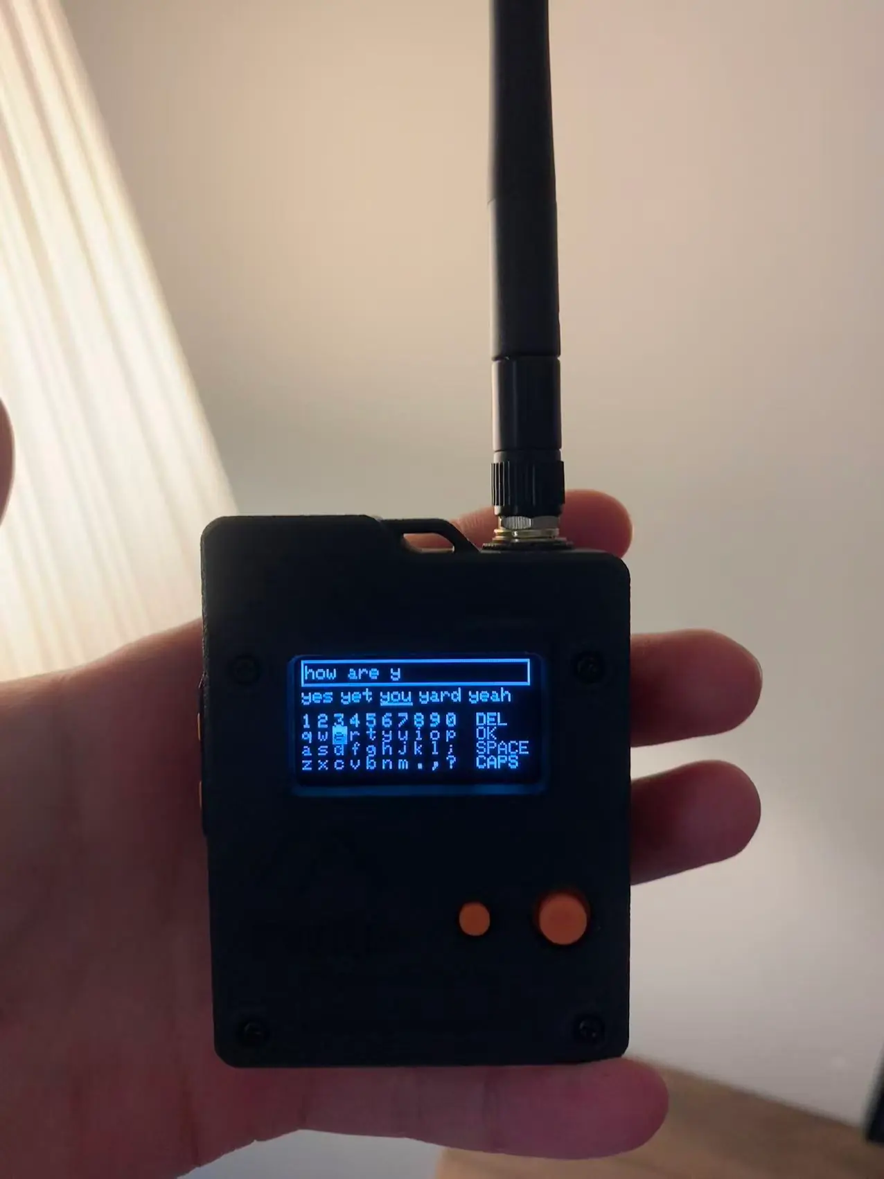 MeshCore 手持设备英文联想输入界面