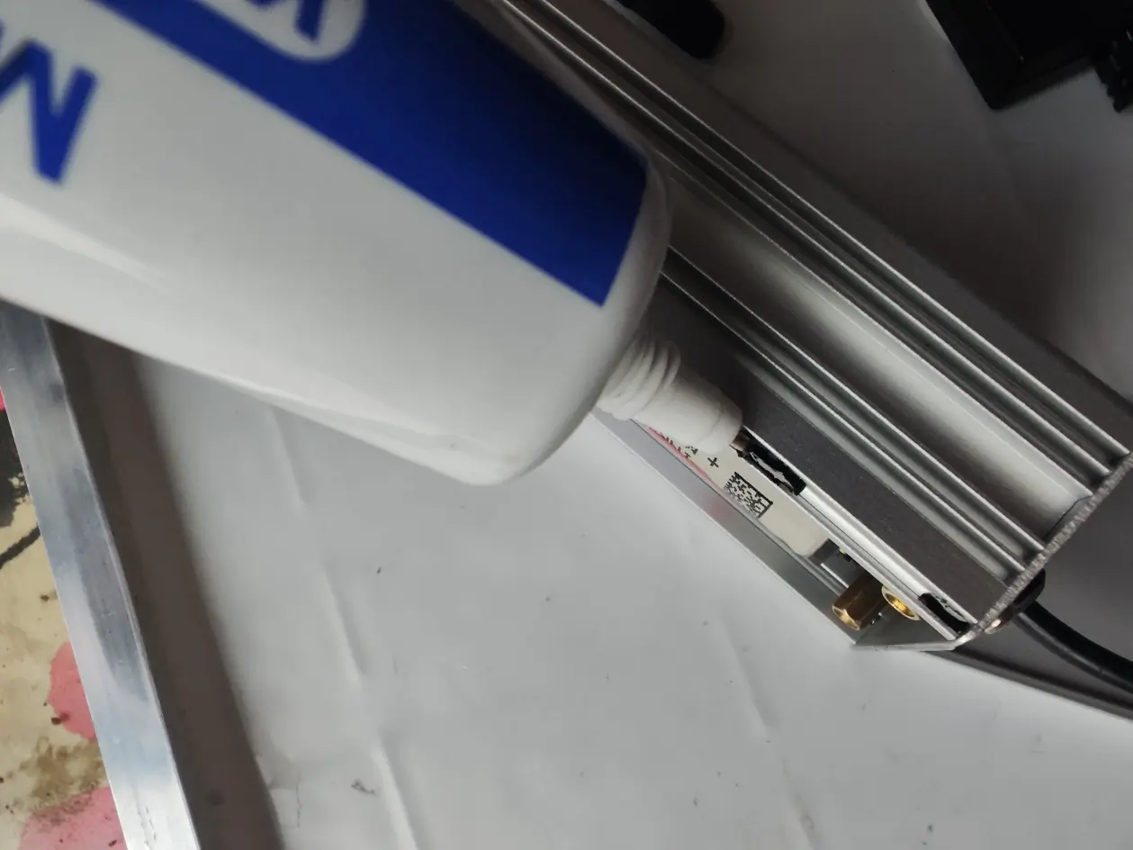 沿上盖接缝打环氧密封胶