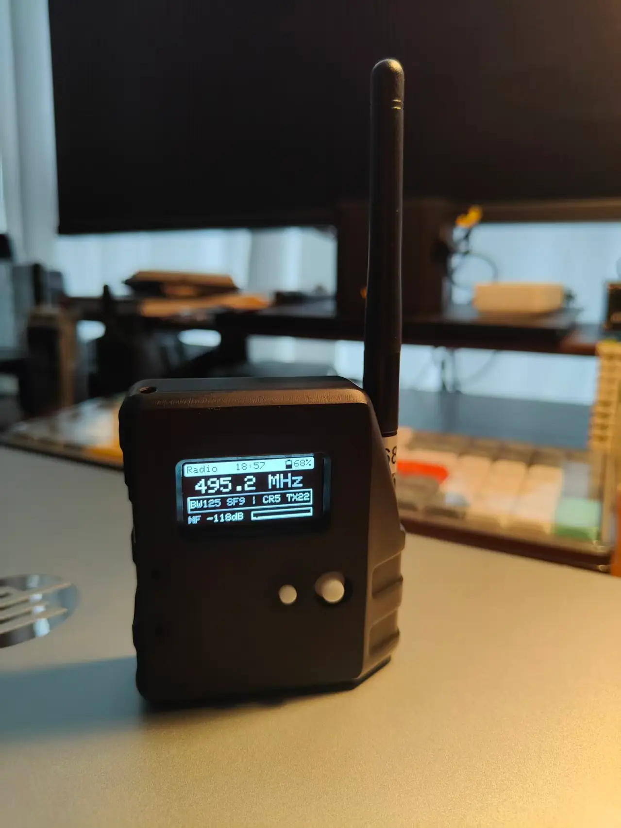 WhisperOS 设备实拍 Wio Tracker L1 Pro 手持近景